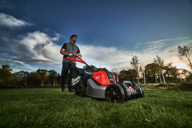 Газонокосилка аккумуляторная самоходная MILWAUKEE M18 F2LM46-0 (2Х18В) (каркас) 4933492010 фото