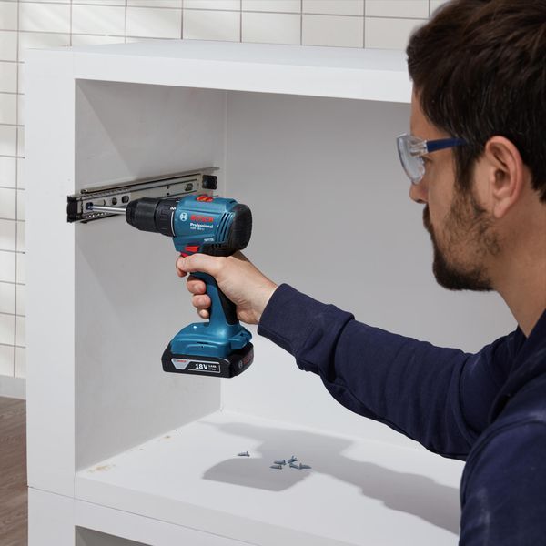 Аккумуляторная дрель-шуруповерт Bosch GSR 185-Li Professional (2 акб 18V 2.0Ah, з/у, в кейсе) 06019K3000 фото