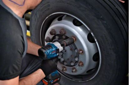 Гайковерт акумуляторний ударний Bosch GDS 18V-1050 H 0.601.9J8.500 фото