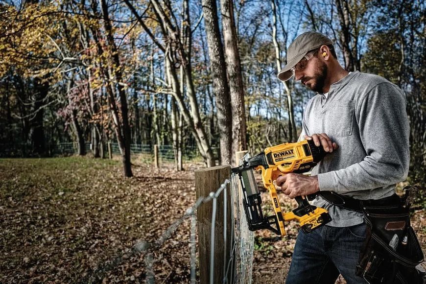 Степлер скобозабивной аккумуляторный бесщёточный DeWALT DCFS950N DCFS950N фото