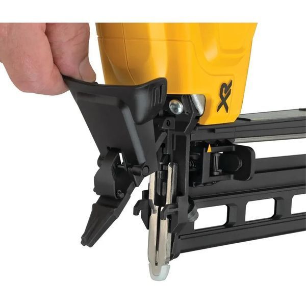 Пістолет цвяхозабивний акумуляторний DeWALT DCN662N DCN662N фото