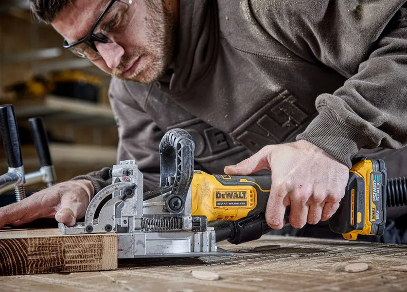 Фрезер аккумуляторный бесщёточный DeWALT DCW682NT DCW682NT фото