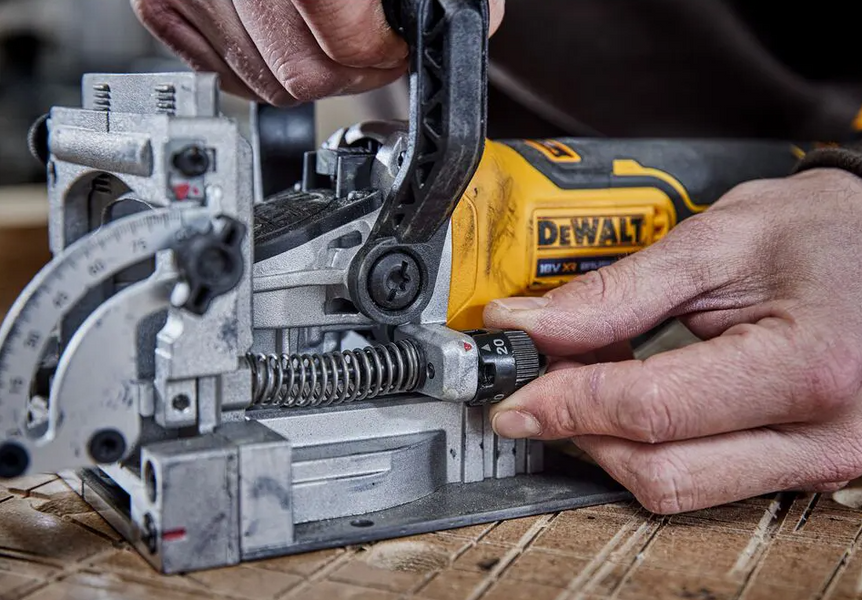 Фрезер аккумуляторный бесщёточный DeWALT DCW682NT DCW682NT фото