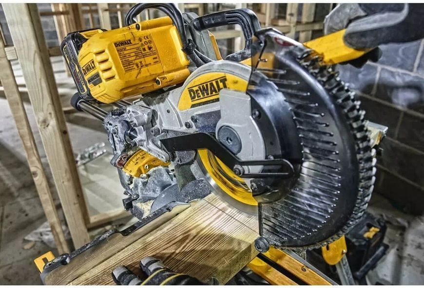 Пила торцовочная аккумуляторная бесщёточная DeWALT DCS727N DCS727N фото