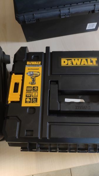 Гайковерт ударный аккумуляторный DeWALT DCF899NT DCF899NT фото