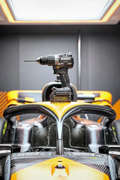 Дриль-шуруповерт McLaren F1 TEAM LIMITED EDITION DeWALT DCD85ME2GT DCD85ME2GT фото