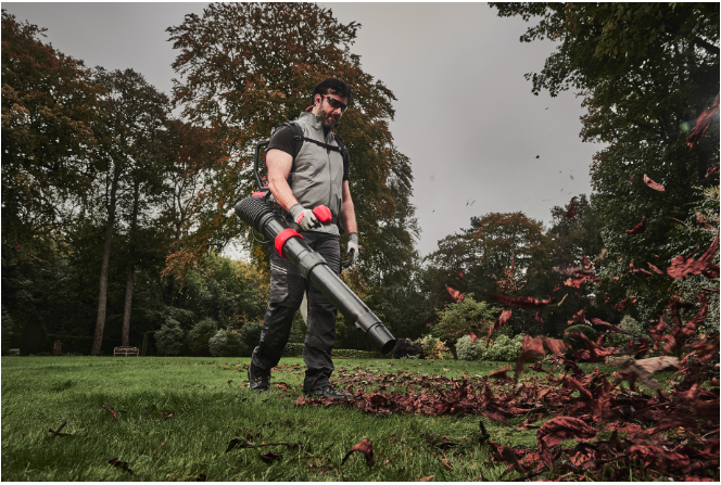 Воздуходувка ранцевая аккумуляторная MILWAUKEE M18 FUEL F2BPB-124 (+ЗУ, 4 АКБ 12Ач) 4933493213 фото