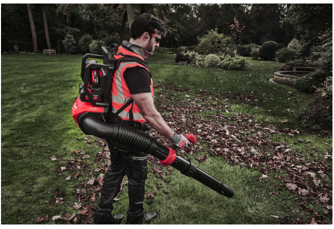 Воздуходувка ранцевая аккумуляторная MILWAUKEE M18 FUEL F2BPB-124 (+ЗУ, 4 АКБ 12Ач) 4933493213 фото