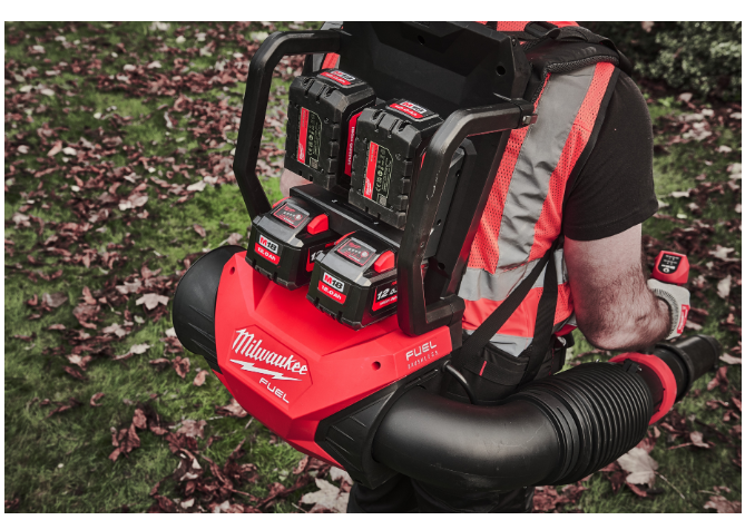 Воздуходувка ранцевая аккумуляторная MILWAUKEE M18 FUEL F2BPB-124 (+ЗУ, 4 АКБ 12Ач) 4933493213 фото