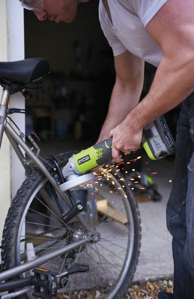 Аккумуляторная болгарка Ryobi R18AG-0 One+ 5133001903 фото