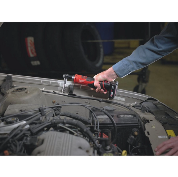 Трещётка аккумуляторная бесщёточная MILWAUKEE M12 IR-201B (ЗУ, 1 АКБ, сумка) 4933441720 фото